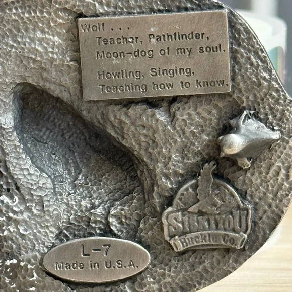 Siskiyou Buckle Co 1994 Pewter Howling Wolf and Feather 3” Belt Buckle - Picture 4 of 7